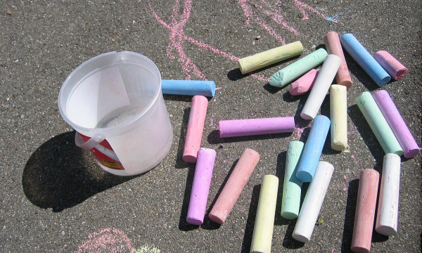 Положите мел прямо на кухне — вся семья расцелует, когда вонь исчезнет